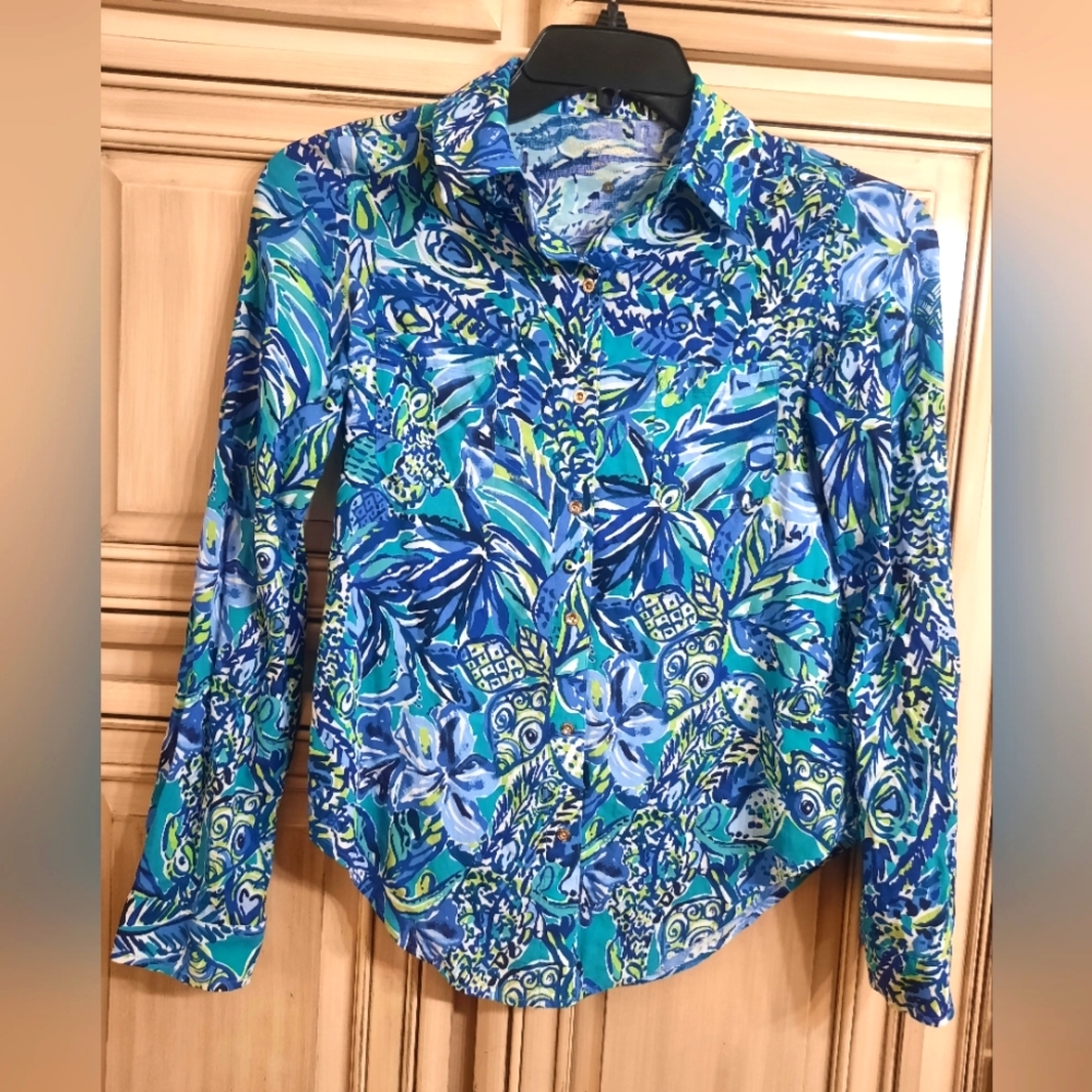 Lilly Pulitzer Longsleeve Top! Size XXS -‎ Gold Button Accents